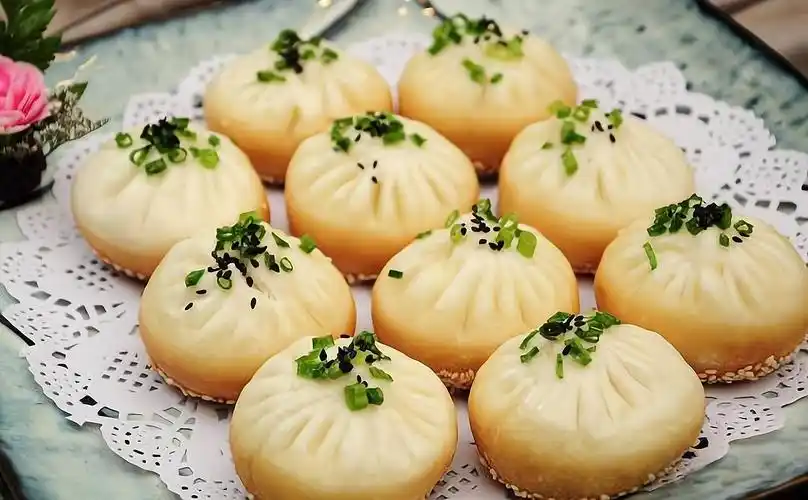 生煎包：上海本帮菜的经典小吃，外酥里嫩，