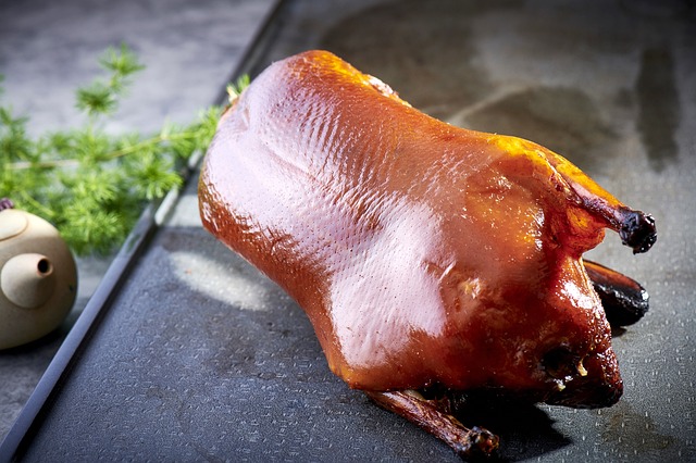 北京烤鸭：中华美食的经典代表，外酥里嫩，