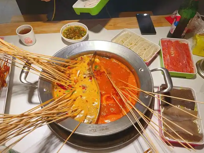 串串香：成都街头沸腾的市井江湖