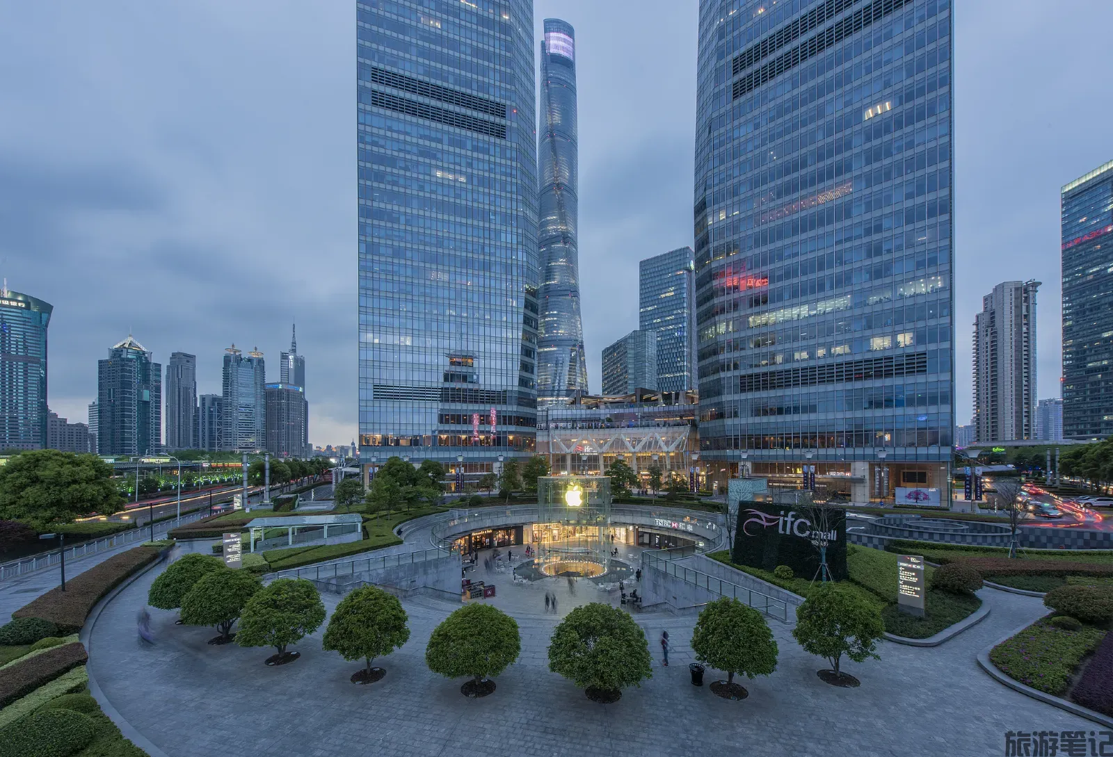上海 IFC 商场游玩攻略：探索陆家嘴潮流购物与美食